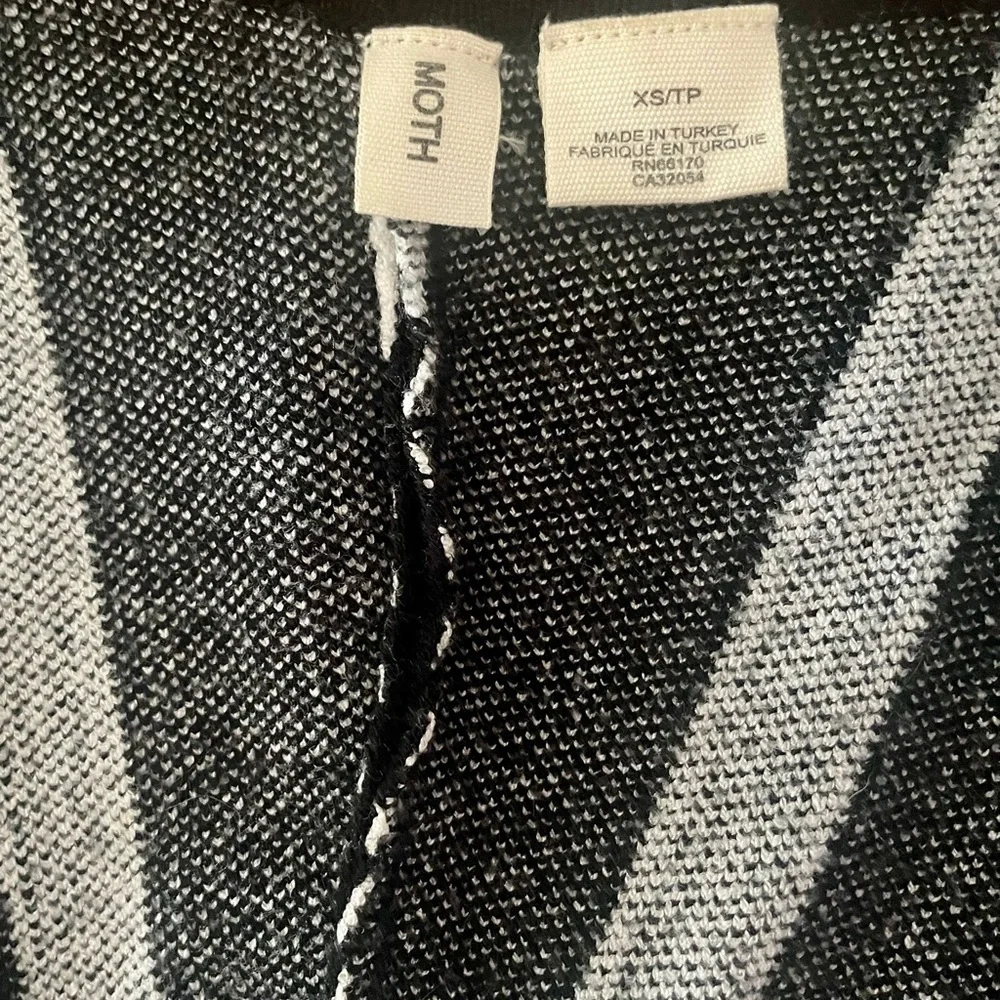 Anthropologie Moth Striped V neck sweater black & white knit geometric soft top